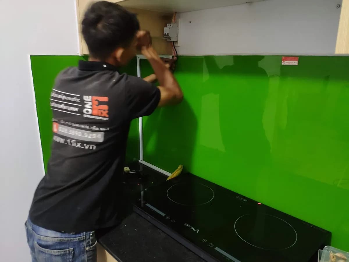 Một chiếc bếp từ âm đã được chuyển đổi thành công sang bếp dương bằng khung inox, đặt gọn gàng trên mặt bàn bếp.