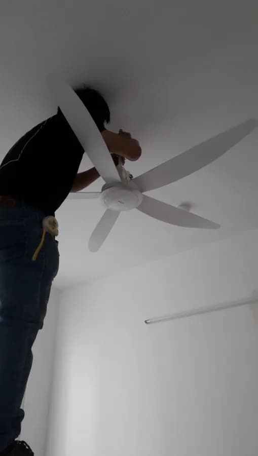 Thợ điện 1Fix lắp đặt và kiểm tra độ chắc chắn của quạt trần trên trần nhà