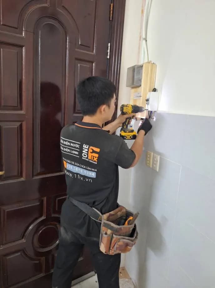 Sau khi hoàn thành sửa cầu dao điện DeWalt tại Quận 7 — thợ ĐÔNG TRẦN