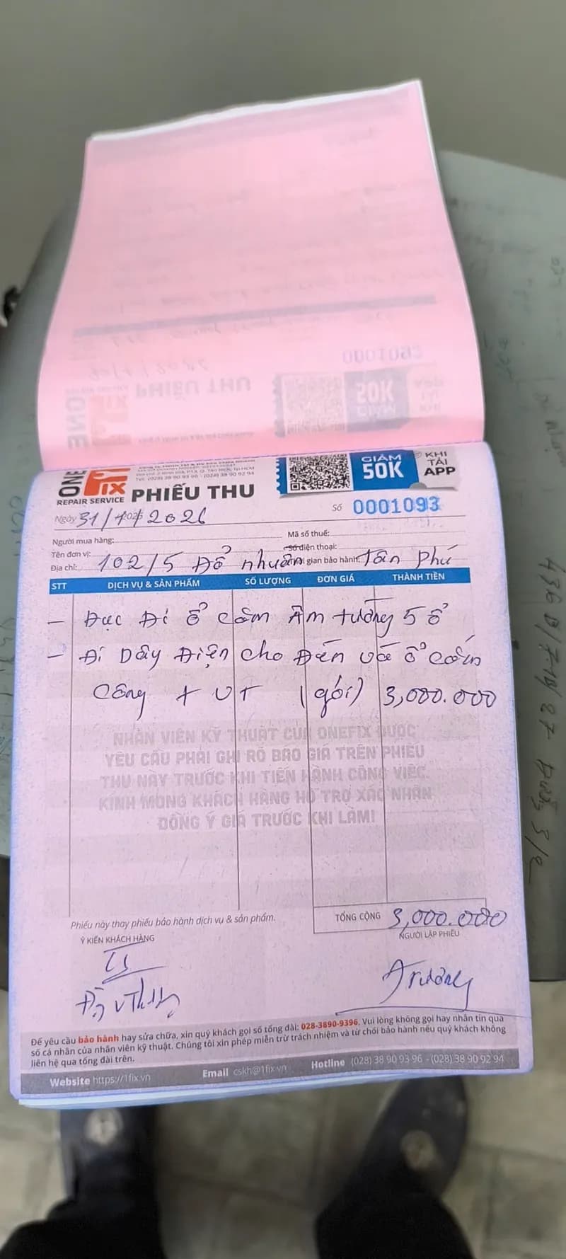 Sau khi hoàn thành sửa ổ cắm điện tại Tân Phú — thợ Bùi Văn An