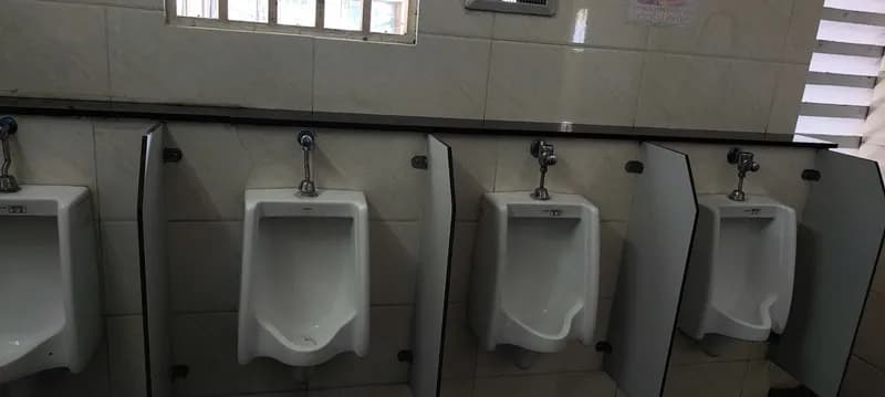 Sau khi hoàn thành sửa bồn tiểu nam INAX tại Quận 1 — thợ Bùi Văn An
