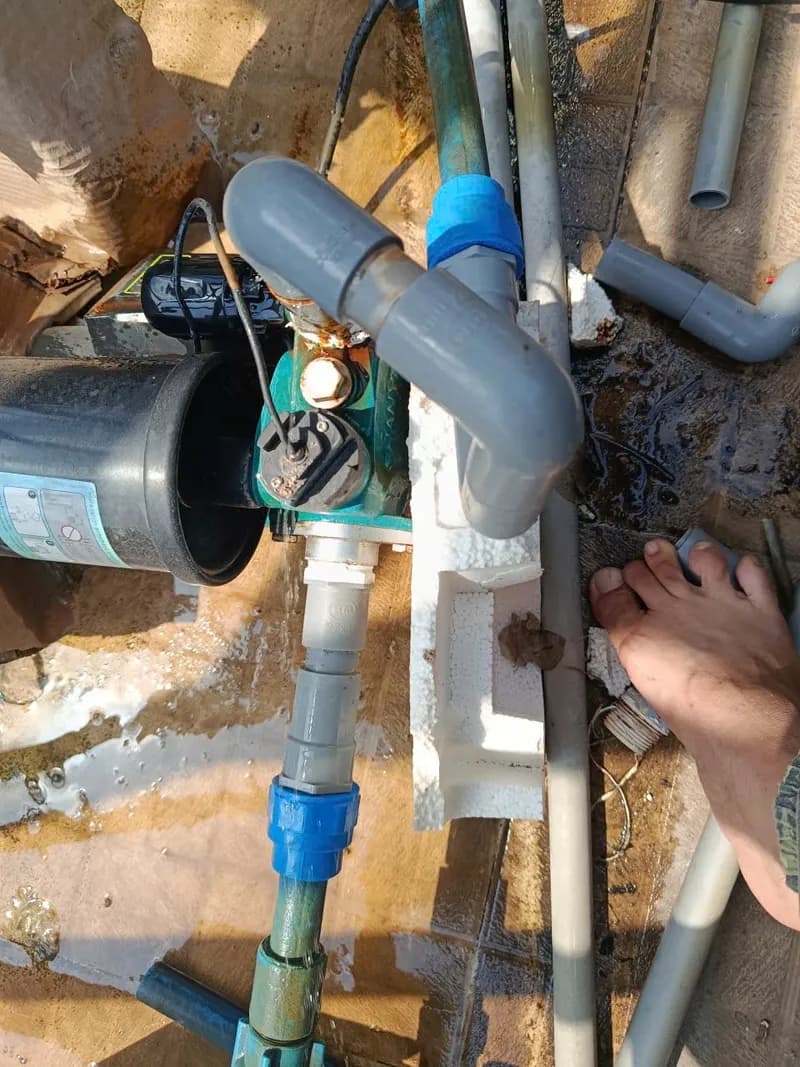 Trước sửa máy bơm nước và hệ thống ống nước PVC Bình Minh tại Tân Phú — thợ An Bui Van