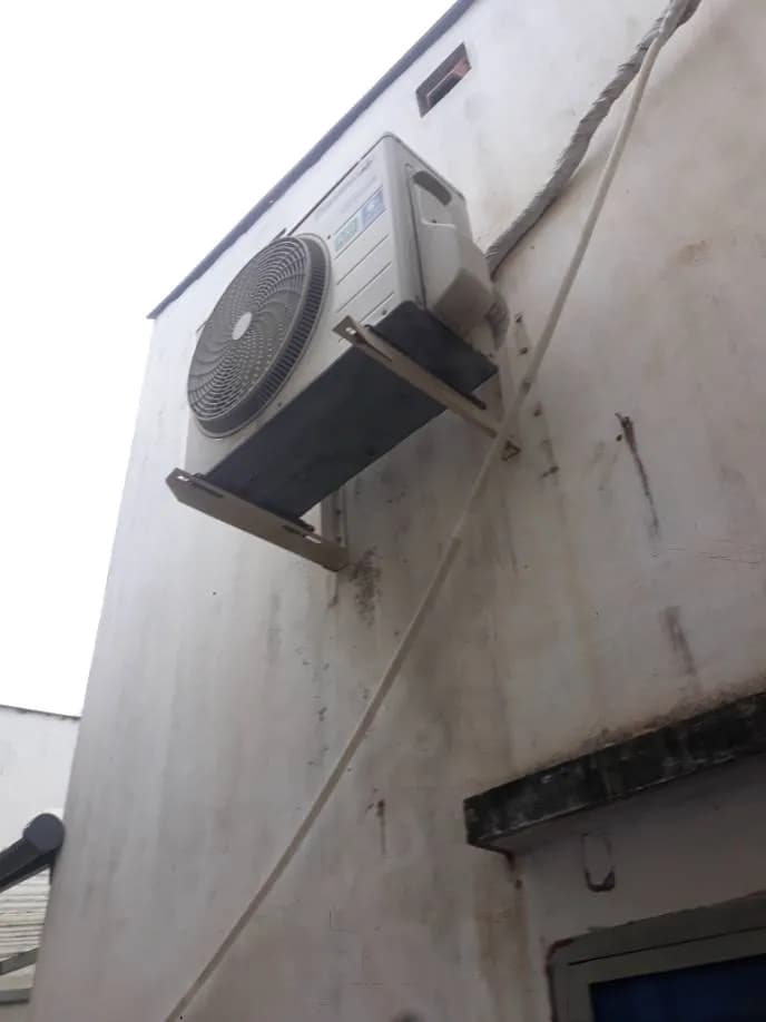 Trước khi sửa: Vệ sinh máy lạnh và nạp gas R32 tại phường Tân Quy, Quận 7 tại phường Tân Quy, Quận 7