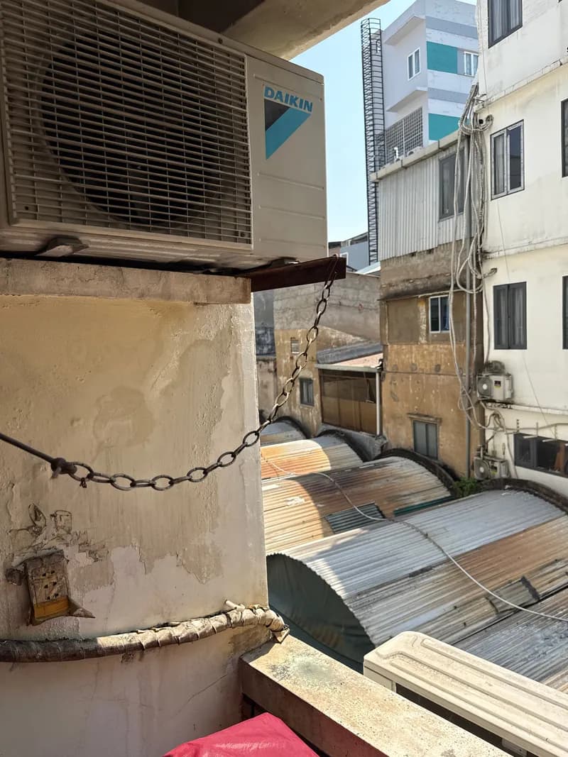 Trước khi sửa: Con Daikin cũ bám bụi ngoài ban công, nhìn cái dàn tản nhiệt là biết lâu ngày không vệ sinh rồi tại Phường 2, Quận 5
