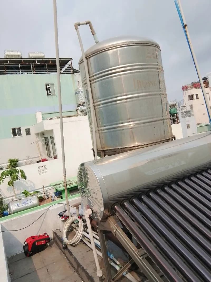 Trước sửa Bồn nước inox, hệ thống thái dương năng, dàn nóng máy lạnh HA tại TPHCM — thợ TRÂN TRƯƠNG