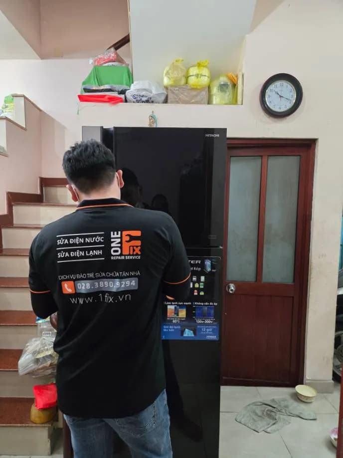 Sau khi hoàn thành sửa tủ lạnh Hitachi tại Bình Thạnh — thợ Lê Hữu Lộc