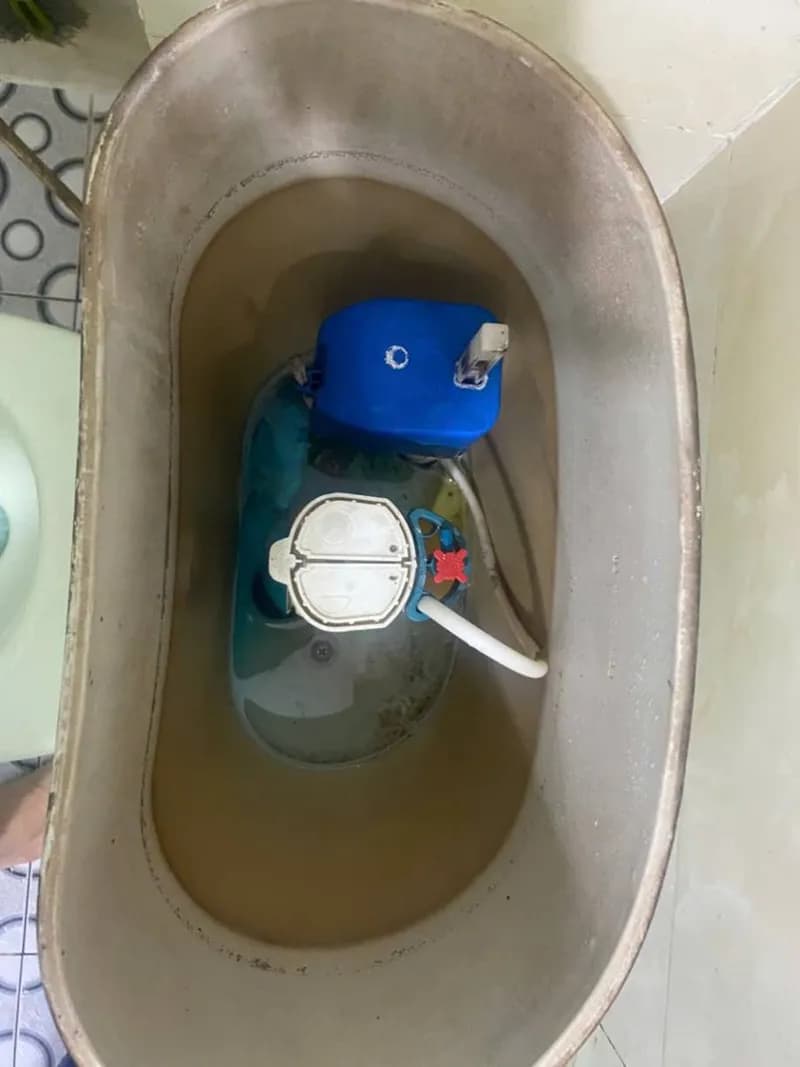 Trước sửa két nước bồn cầu Inax tại Quận 4 — thợ Trần Quốc Đông