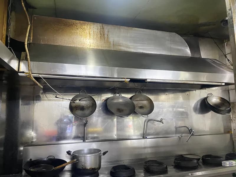 Trước sửa hệ thống hút mùi bếp công nghiệp tại Phú Nhuận — thợ Dương Oai