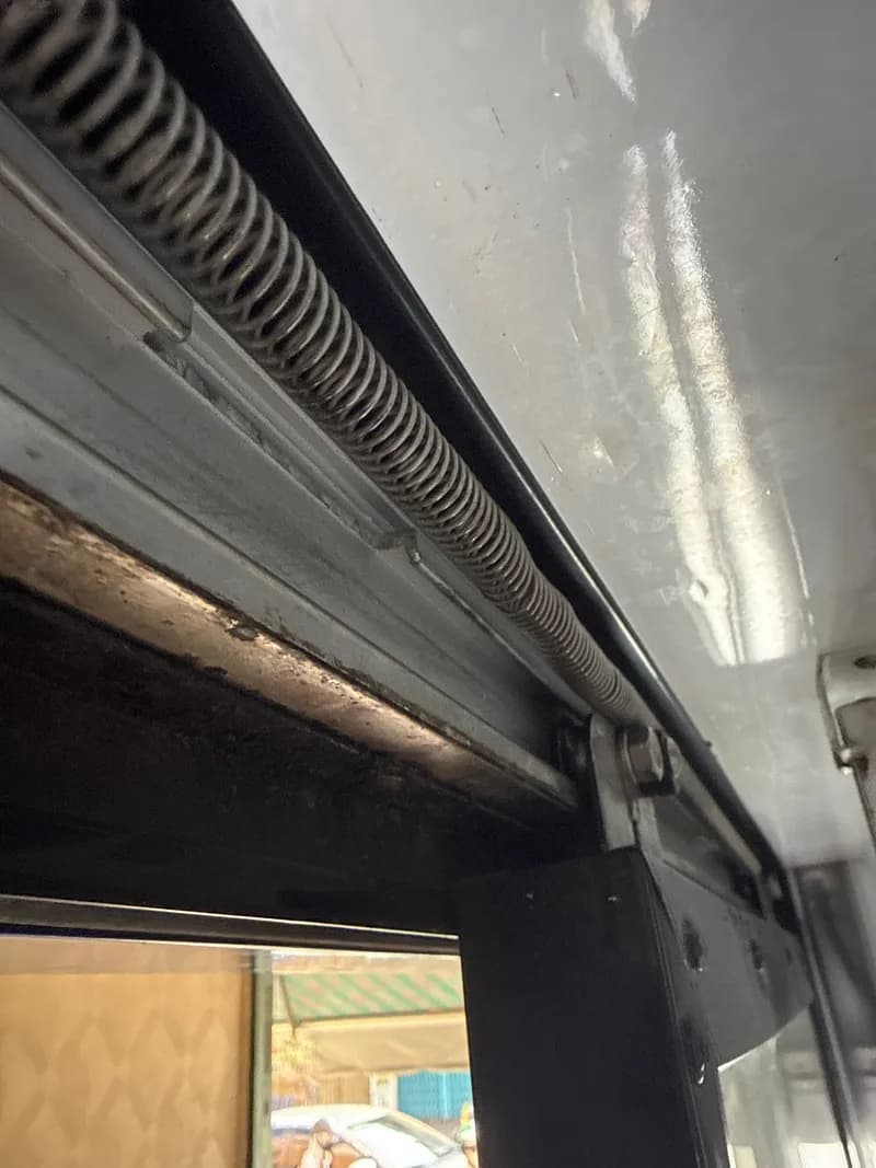 Trước khi sửa: Cánh cửa tủ mát Sanden Intercool bị xệ, đóng không kín tại Phường 11, Bình Thạnh