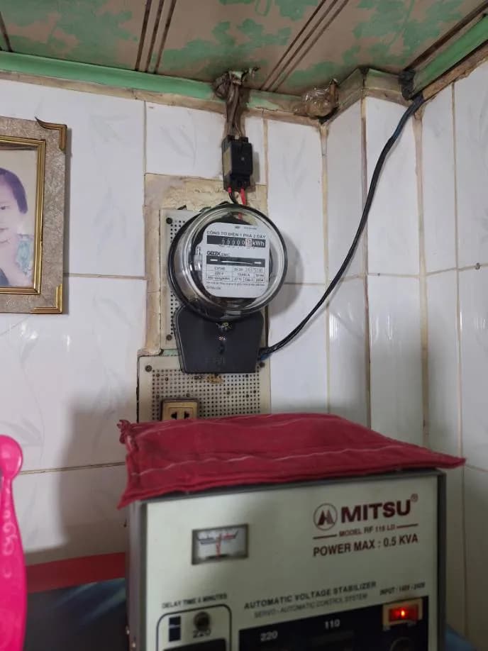 Sau khi hoàn thành sửa công tơ điện và ổn áp Mitsu tại Phường 16, Quận 11 — thợ Trần Quốc Đông
