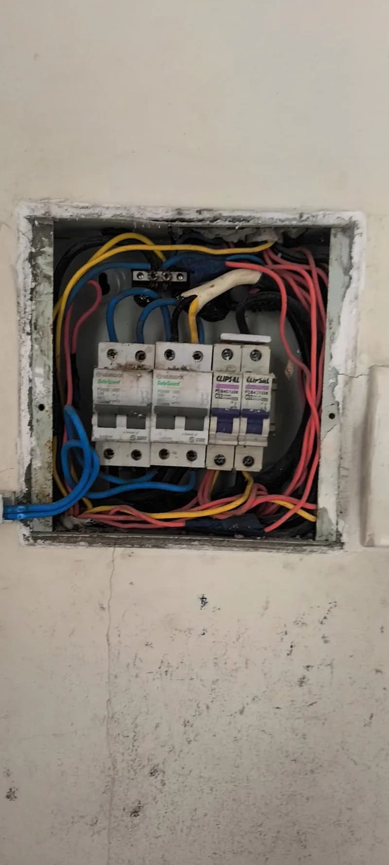Sau khi hoàn thành sửa hộp cầu dao điện tổng CLIPSAL, Safe Guard tại Phường 13, Bình Thạnh — thợ An Bui Van