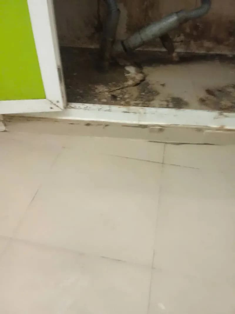 Trước khi sửa: Thay đường ống thoát nước âm nền tại Quận 10 tại Quận 10