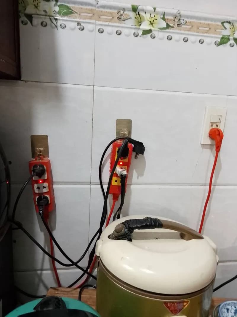 Trước sửa ổ cắm điện, nồi cơm điện tại Tân Bình — thợ TRÂN TRƯƠNG
