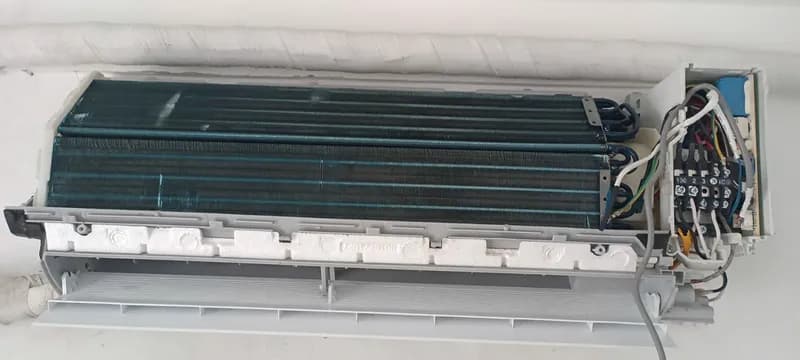 Máy lạnh Aqua yếu lạnh, mở ra thấy dàn lạnh bám bụi dày quá tại Thủ Đức