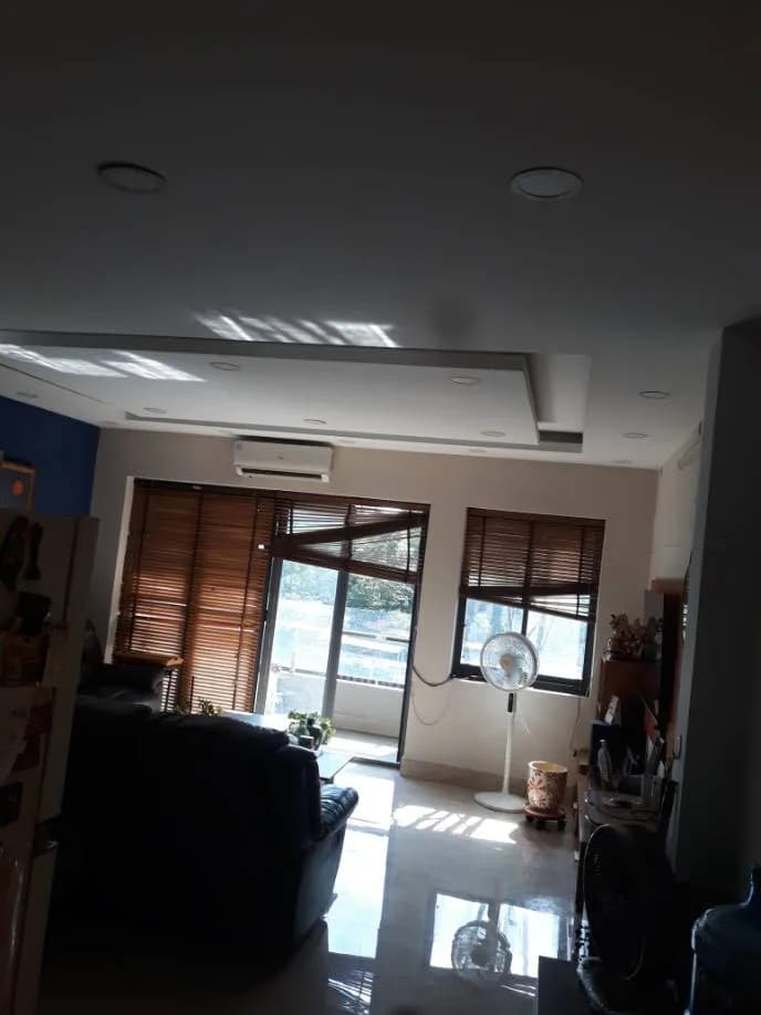 Máy lạnh Daikin treo tường có vẻ lâu ngày chưa vệ sinh tại Phường 19, Bình Thạnh