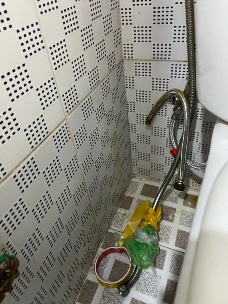 Trước khi sửa: Ban đầu thấy cái vòi xịt cũ bị gãy ngay cổ, nước cứ thế mà phun ra tại Phường 9 (Quận 5), Quận 5