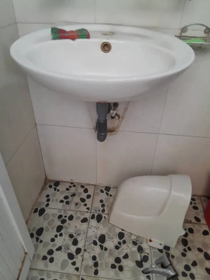 Trước khi sửa: Lavabo bị sập chân sứ, rớt luôn cái chân rời ra tại Tân Bình
