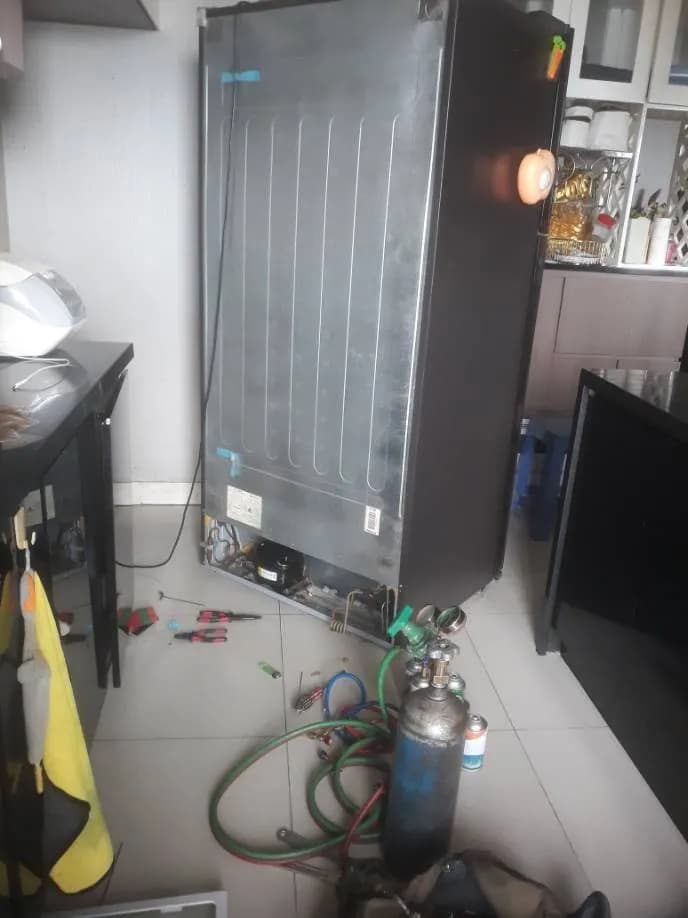 Trước khi sửa: Hàn dàn nóng và nạp gas tủ lạnh Hitachi tại Quận 7 tại Quận 7