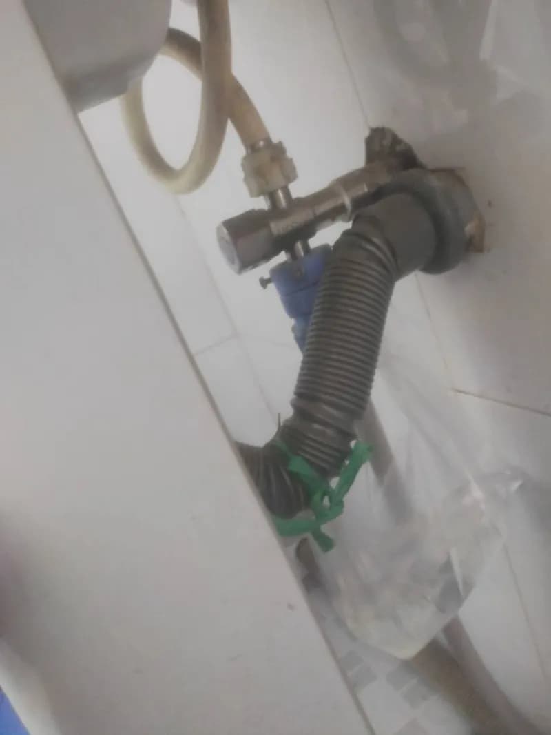 Trước sửa lavabo Dolacera tại Phường 12, Gò Vấp — thợ Trương Công Việt Trân