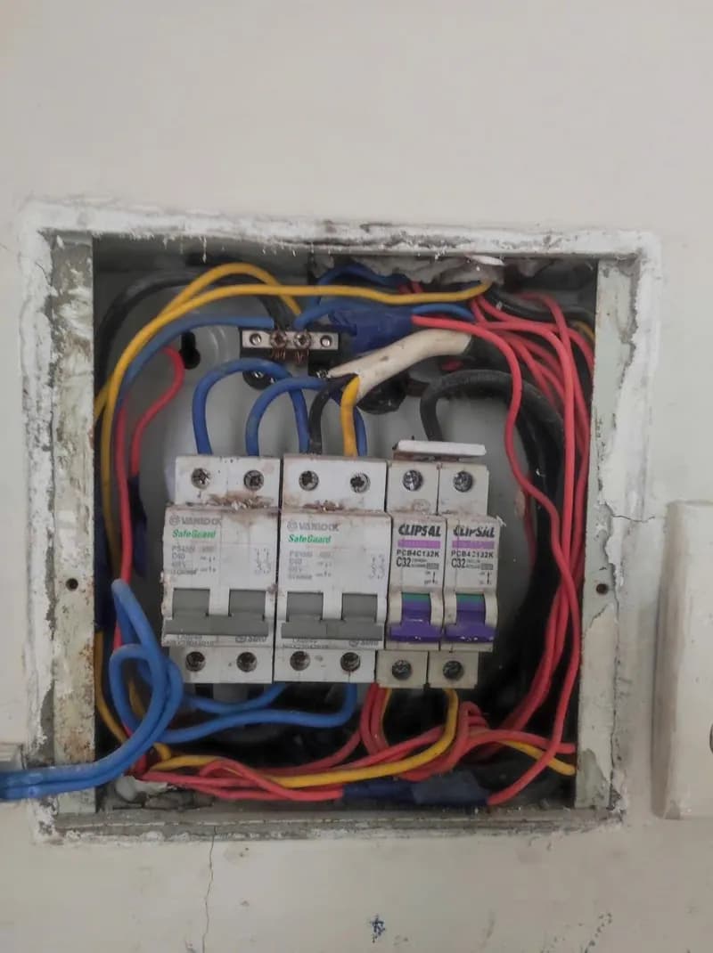 Trước sửa Tủ điện âm tường, cầu dao tự động (CB) Vanlock Safeguard tại phường 13, Bình Thạnh — thợ An Bui Van