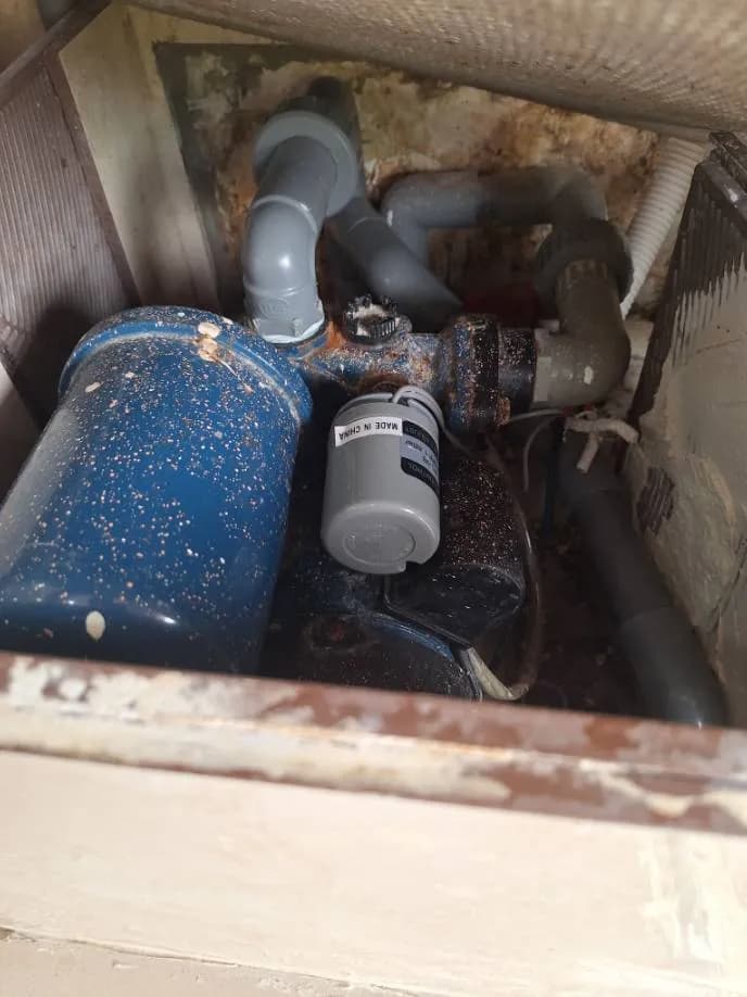 Sau khi hoàn thành sửa máy bơm nước và hệ thống đường ống Nhất Minh tại phường 1, Quận 4 — thợ Trần Quốc Đông