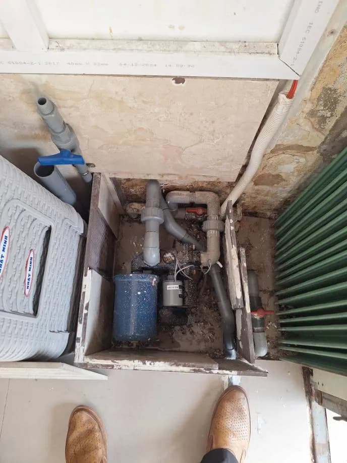 Trước sửa máy bơm nước và hệ thống đường ống Nhất Minh tại phường 1, Quận 4 — thợ Trần Quốc Đông