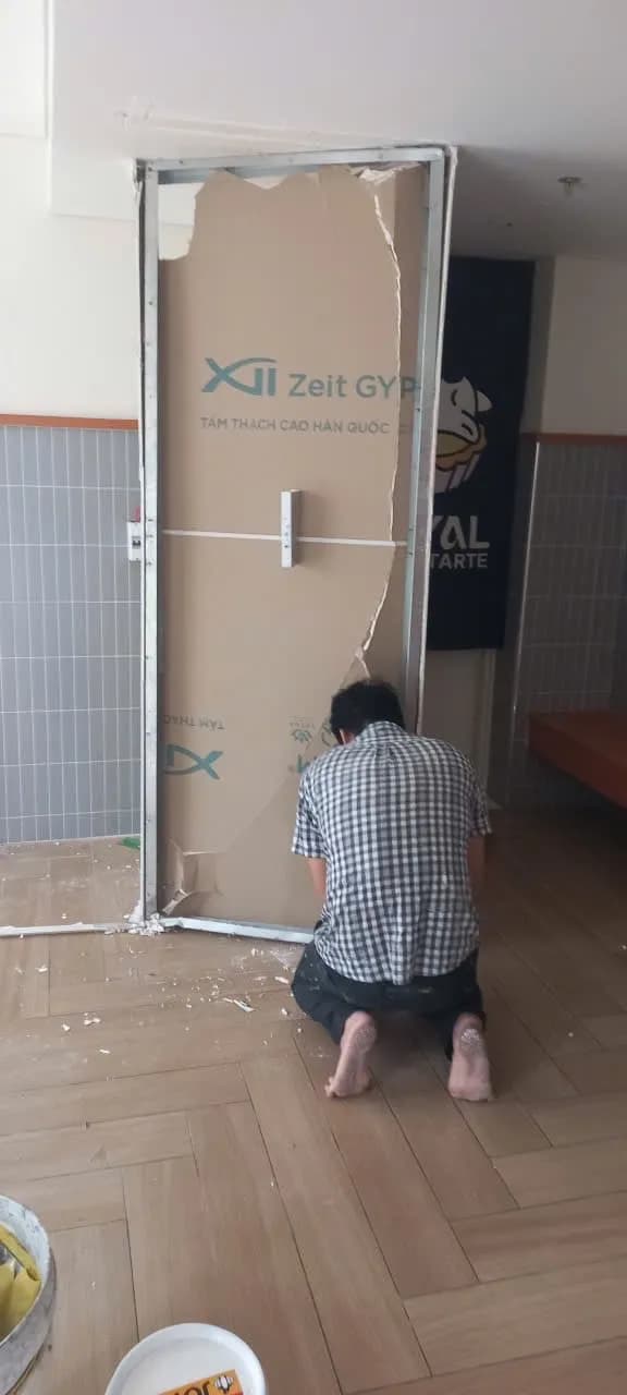 Trước khi sửa: Thay tấm thạch cao Zeit Gyp bị vỡ tại Quận 1 tại Quận 1