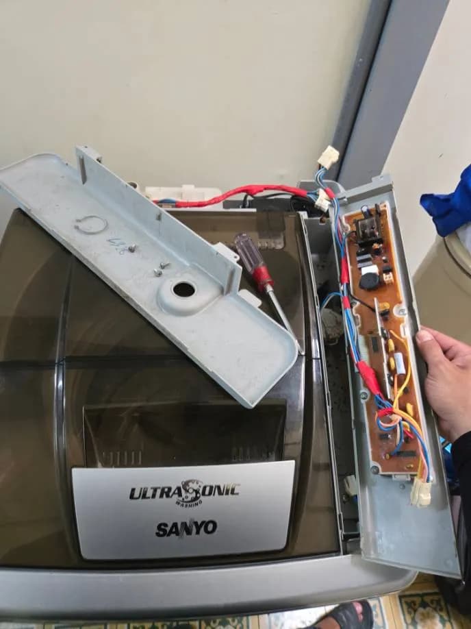 Trước sửa máy giặt lồng đứng Sanyo tại Phường 11, Quận 11 — thợ Lê Hữu Lộc