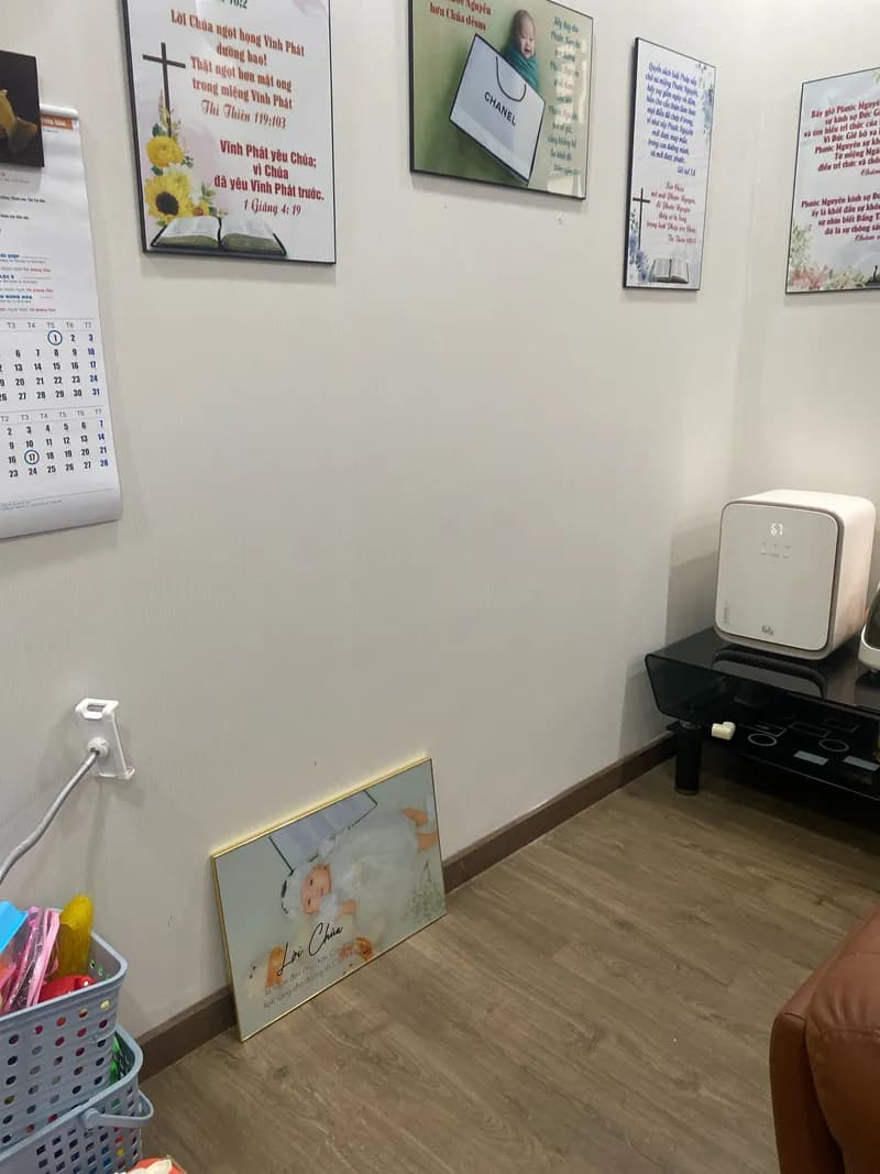 Trước khi sửa: treo tranh tại Quận 8