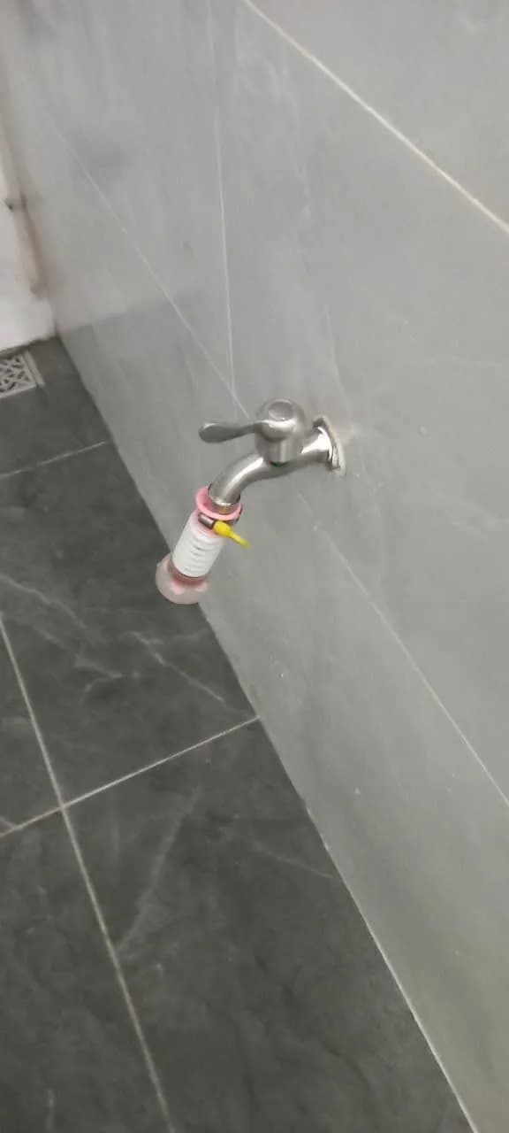 Trước khi sửa: Vòi nước bị gãy ngang phần thân, ngay sát chân ren gắn vào tường tại Thủ Đức