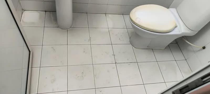 Trước sửa bồn cầu két liền, bồn rửa mặt chân đứng Aqua tại Bình Thạnh — thợ Bùi Văn An