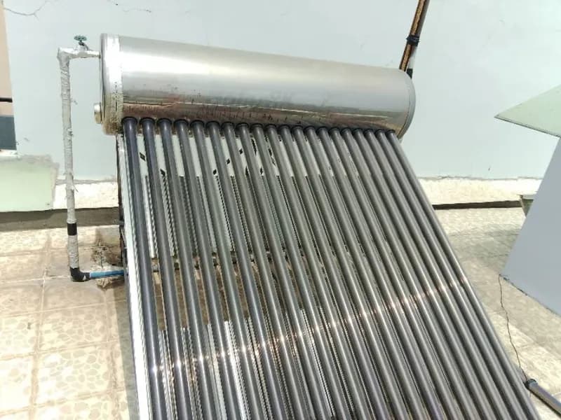 Trước sửa bình nước nóng năng lượng mặt trời Gamax tại Phường 13, Quận 10 — thợ TRÂN TRƯƠNG