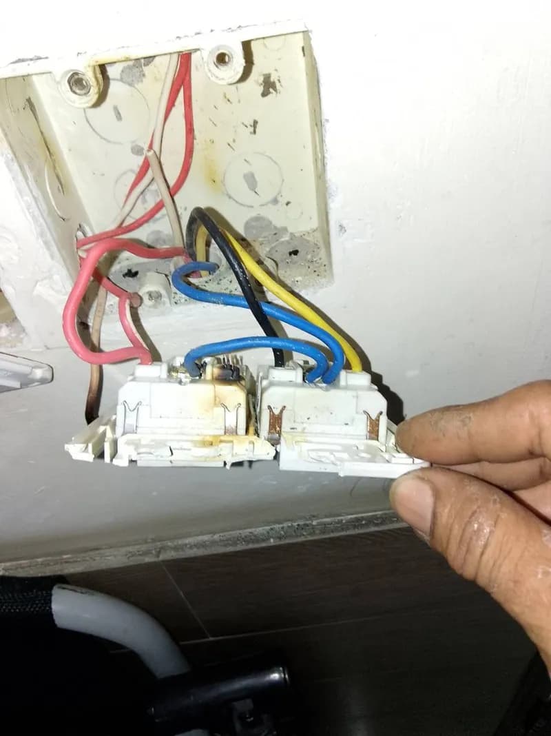 Trước sửa ổ cắm điện tại Tân Phú — thợ Trương Công Việt Trân