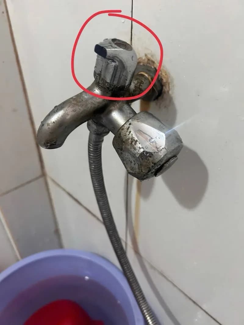 Trước sửa vòi nước tại Thủ Đức — thợ Bùi Văn An