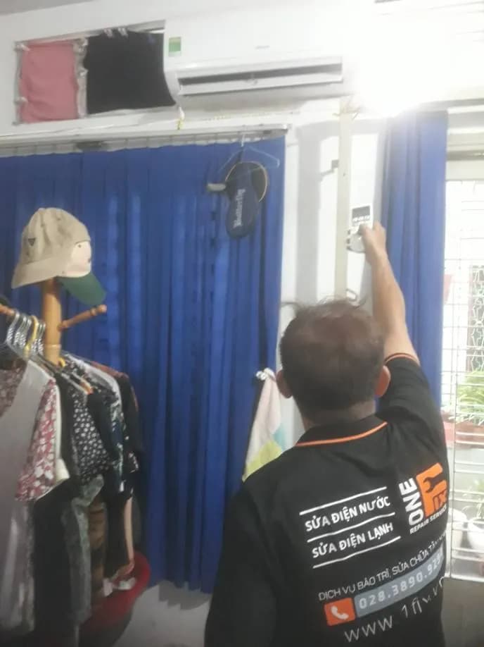 Trước sửa máy lạnh treo tường Hitachi tại Quận 1 — thợ Đặng Anh Huy
