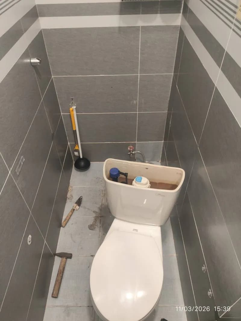 Trước khi sửa: Thay ron cao su bồn cầu bị rò rỉ nước tại Quận 1 tại Quận 1