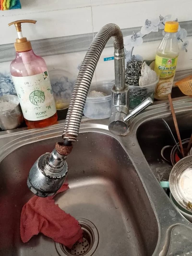 Trước khi sửa: Vòi nước bồn rửa bát cũ quá, phần cổ bị gỉ sét nặng, nhìn mất vệ sinh mà xoay cũng khó khăn tại Nhà Bè