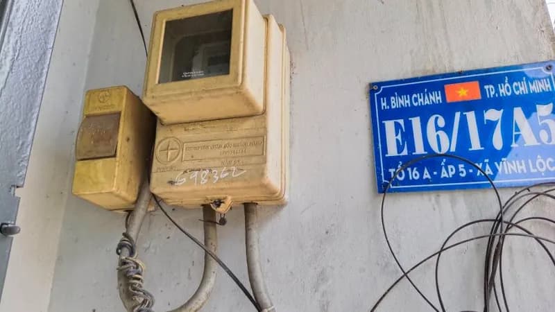 Trước khi sửa: Thay thế CB tổng và đấu nối lại hệ thống điện Bình Chánh tại Bình Chánh