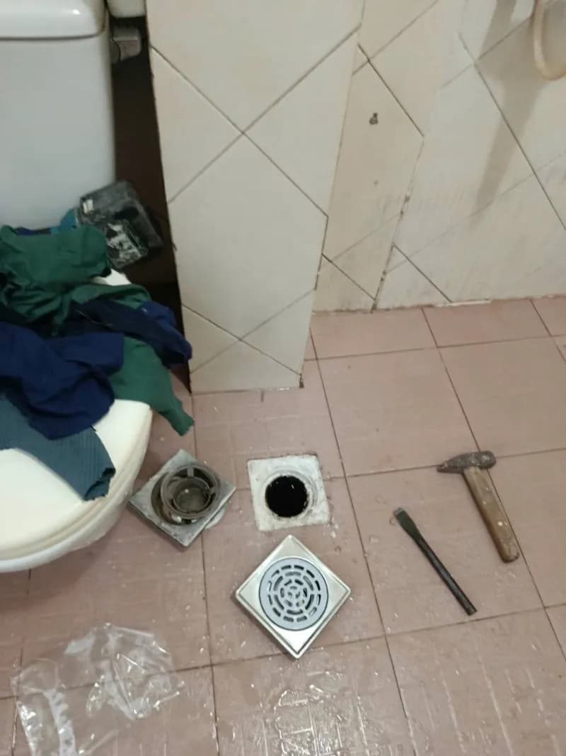 Trước sửa phễu thoát sàn tại Gò Vấp — thợ Bùi Văn Bảo
