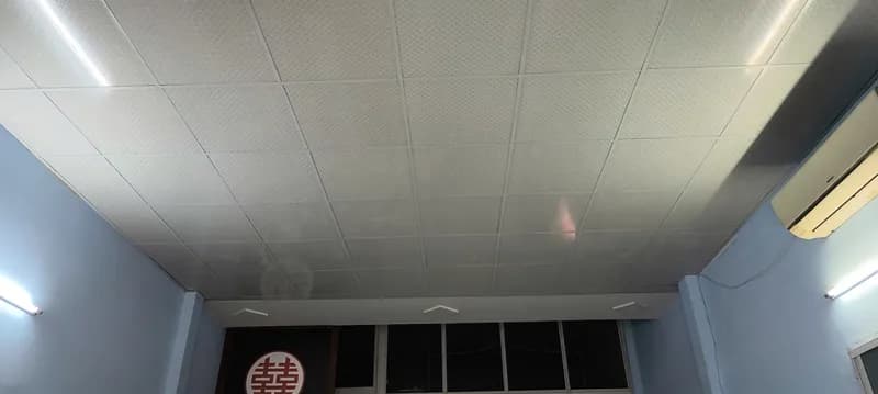 Sau khi sửa: Chống thấm dột mái, thay trần thạch cao giật cấp bằng trần thả vuông TPHCM