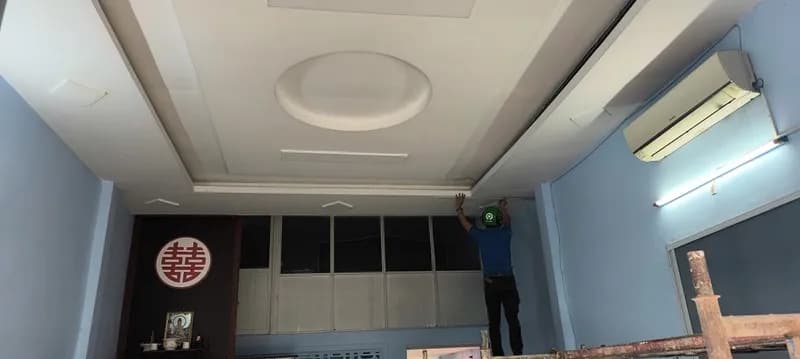 Trước khi sửa: Chống thấm dột mái, thay trần thạch cao giật cấp bằng trần thả vuông TPHCM