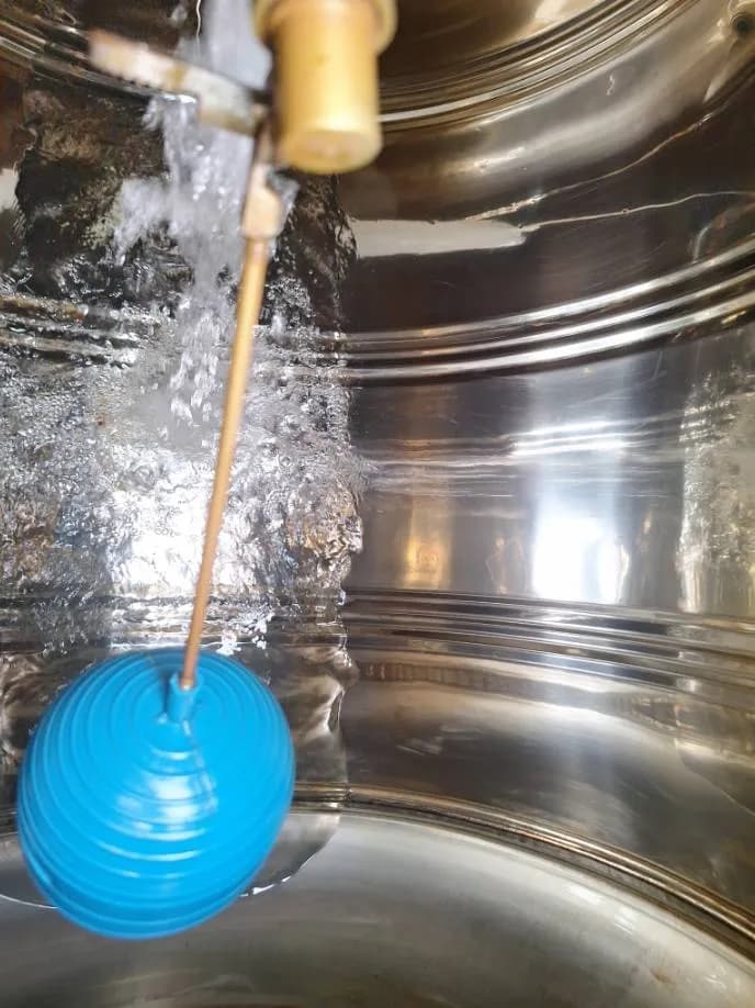 Sau khi hoàn thành sửa phao cơ bồn nước tại phường Tân Phú, Quận 7 — thợ ĐÔNG TRẦN (5 sao)