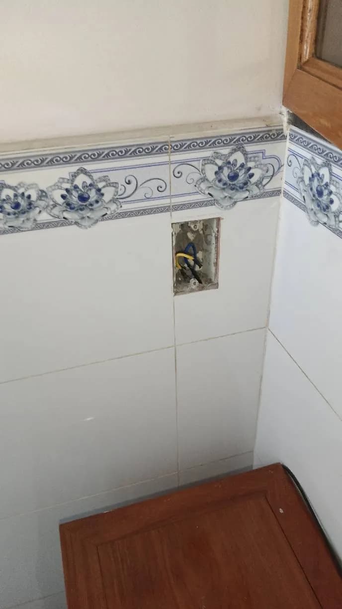 Trước khi sửa: Thay ổ cắm điện bị cháy, đấu nối lại dây điện tại nhà Quận 12 tại Quận 12