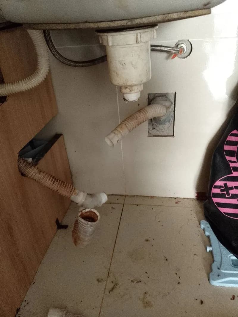 Trước khi sửa: Thay bộ xả bồn rửa chén, gia cố ống thoát nước âm tường Quận 7 tại Quận 7