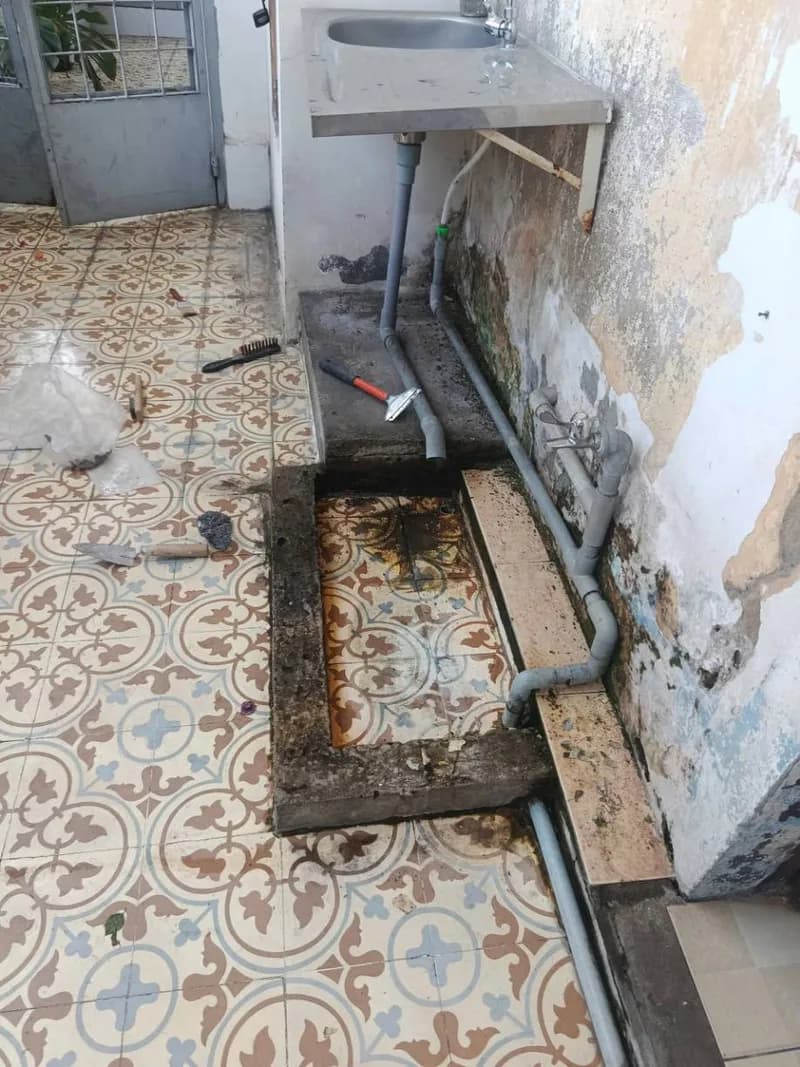 Trước khi sửa: Chống thấm chân bồn rửa và thay ống thoát nước tại TPHCM