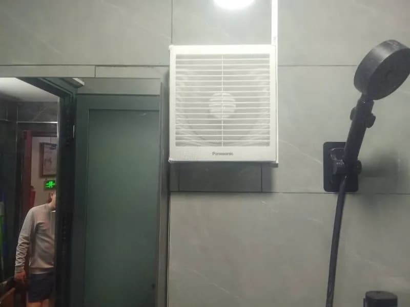 Sau khi hoàn thành sửa quạt thông gió Panasonic tại p.12 q.tân bình, Tân Bình — thợ Bùi Văn Bảo