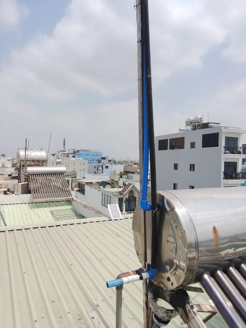 Sau khi hoàn thành sửa bình nước nóng năng lượng mặt trời SEBEST tại TPHCM — thợ TRÂN TRƯƠNG