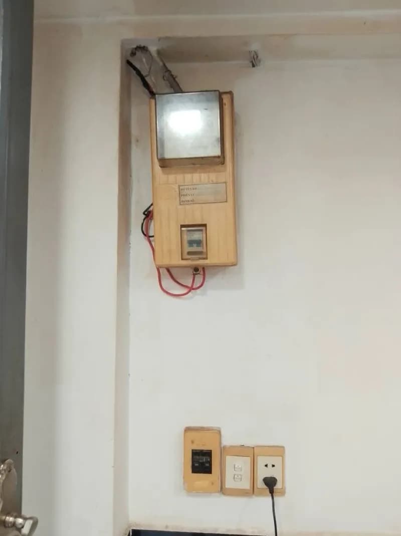 Sau khi hoàn thành sửa công tơ điện tại TPHCM — thợ TRÂN TRƯƠNG