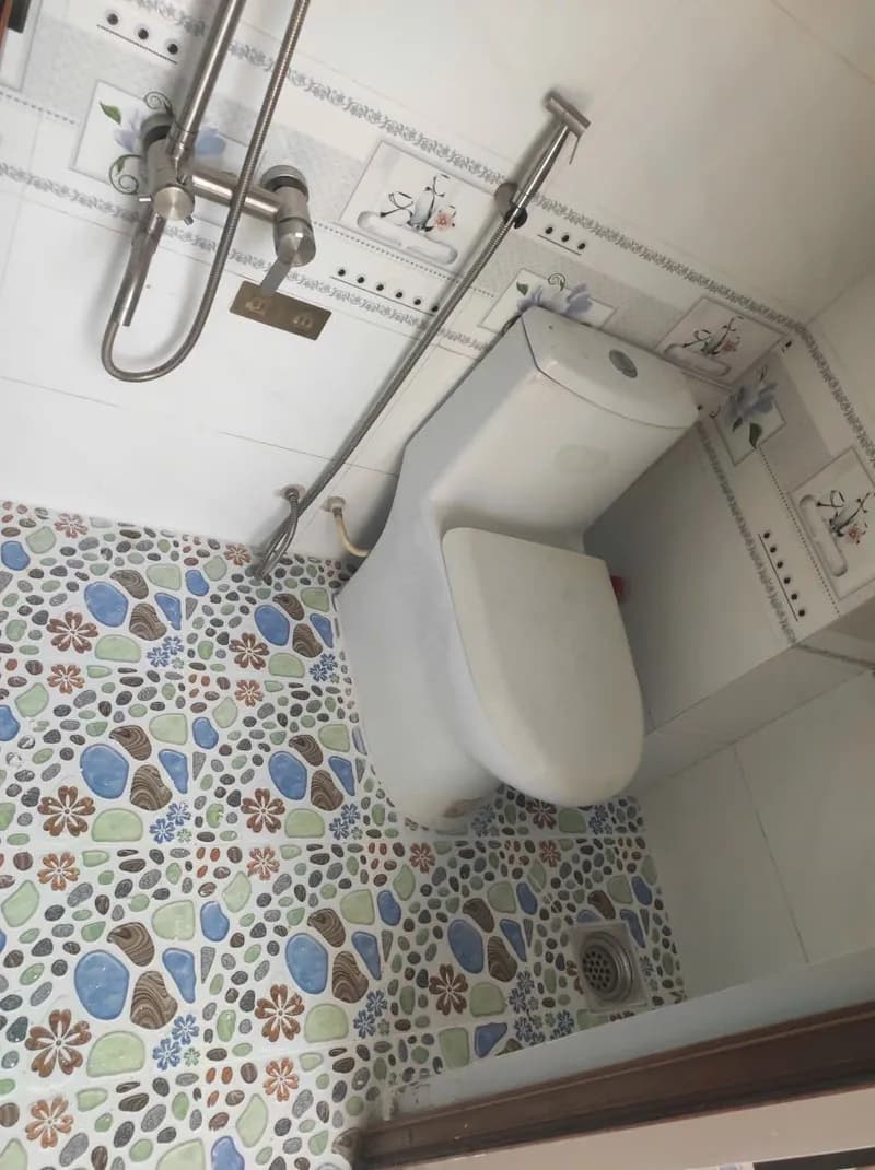 Sau khi hoàn thành sửa bồn cầu tại Quận 7 — thợ Bùi Văn An