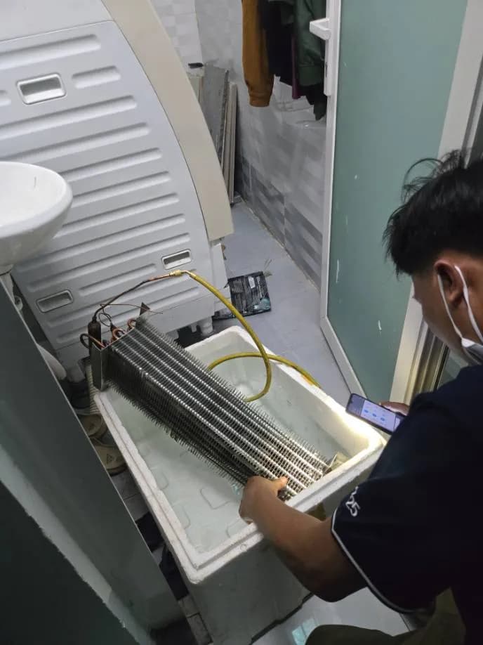 Trước khi sửa: Hàn dàn lạnh tủ mát Sanaky bị rò rỉ gas tại TPHCM